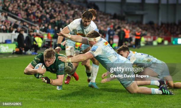 Tom Pearson of London Irish dives over to score a second half try during the Gallagher Premiership Rugby match between London Irish and Harlequins at...