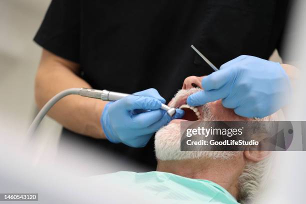 una visita dal dentista - ambulatorio dentistico foto e immagini stock