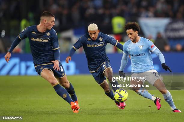 Felipe Anderson of SS Lazio runs with the ball whilst under pressure from Dodo of ACF Fiorentina during the Serie A match between SS Lazio and ACF...
