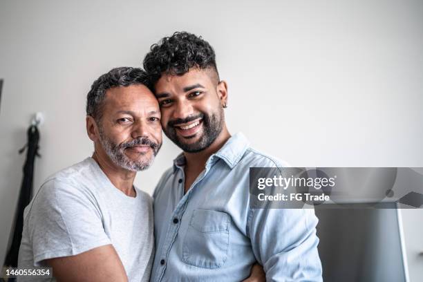 retrato de um casal gay cara a cara na sala de estar em casa - lgbt - fotografias e filmes do acervo