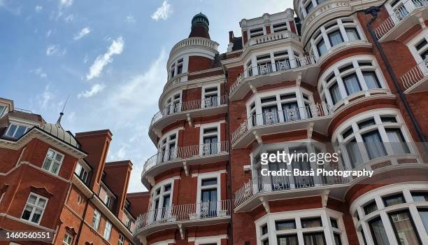 elegant red-brick victorian townhouses and residential buildings in knightsbridge, london - chelsea london stock-fotos und bilder