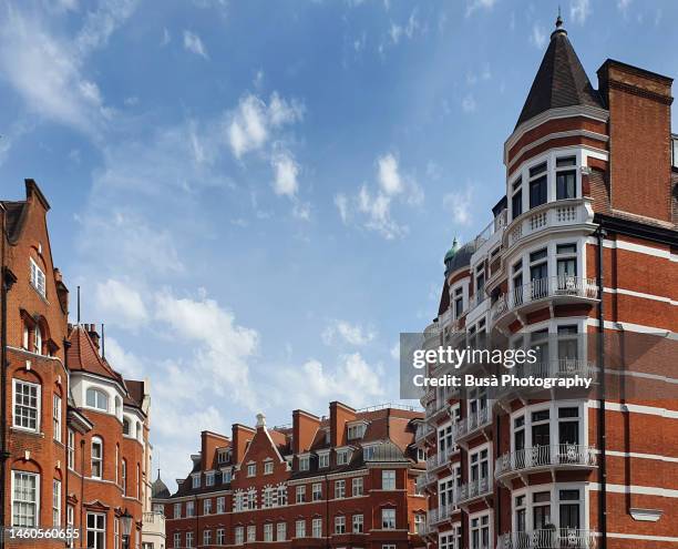 elegant red-brick victorian townhouses and residential buildings in knightsbridge, london - kensington and chelsea stock-fotos und bilder