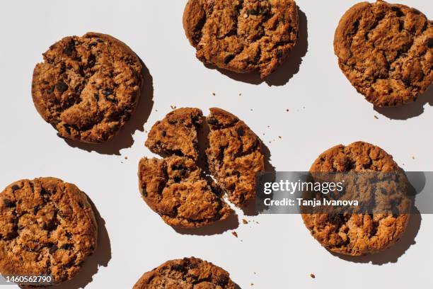 pattern chocolate chip cookie on white background. brown baked cookies, filled with chocolate. flat lay, top view - chocolate chip cookie on white stock pictures, royalty-free photos & images