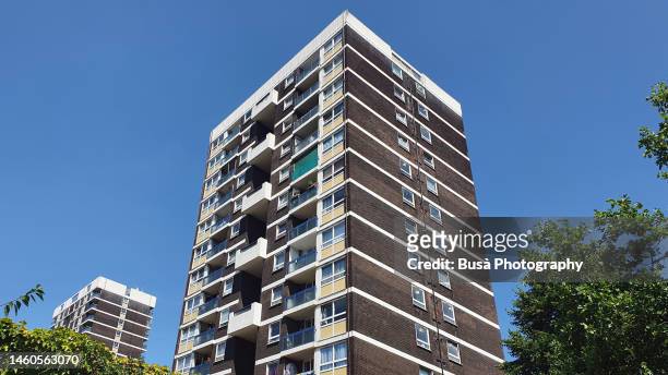 council housing tower block in hackney, london - east london fotografías e imágenes de stock