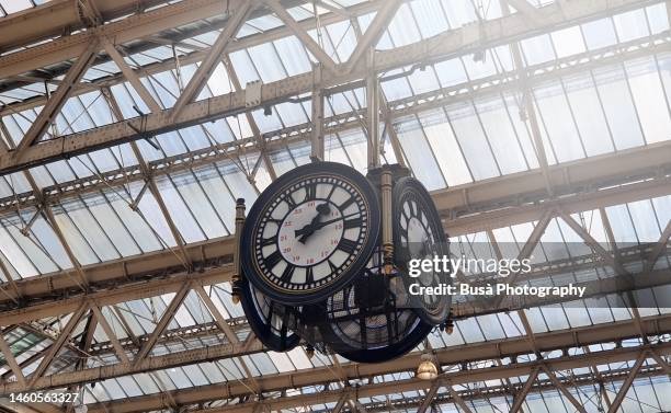 beautiful ancient four-faced clock inside waterloo station in london, england - gare de waterloo photos et images de collection