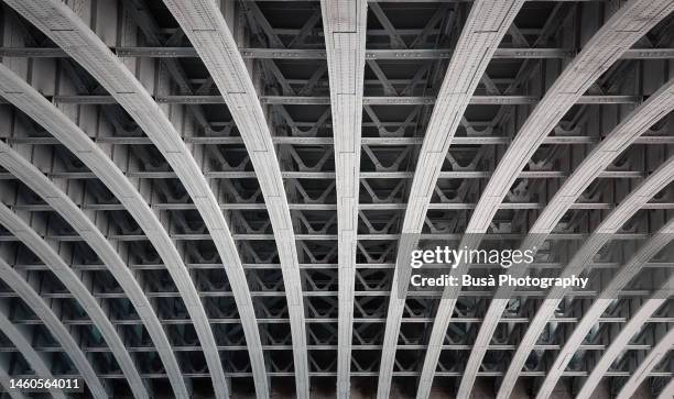 iron beams under bridge deck - balkengerüst stock-fotos und bilder