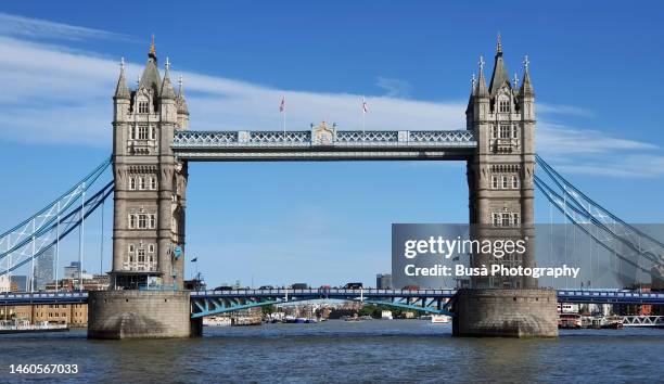 the famous tower bridge over the thames river in london, england - klappbrücke stock-fotos und bilder