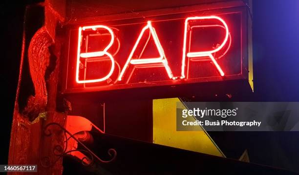 bar neon sign - letrero de neón fotografías e imágenes de stock