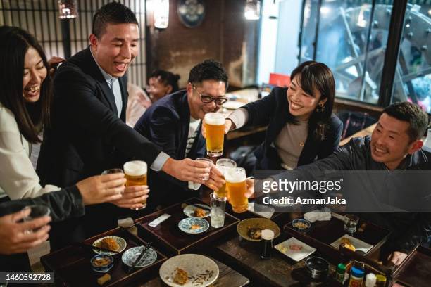 アジアの若手幹部グループによる居酒屋での祝賀乾杯 - 飲み会　日本 ストックフォトと画像