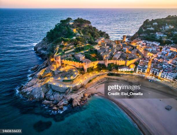 tossa de mar sur la costa brava, de catalunya, en espagne - province-de-barcelone photos et images de collection