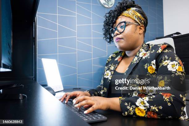 frau, die von zu hause aus arbeitet - winterdepression stock-fotos und bilder