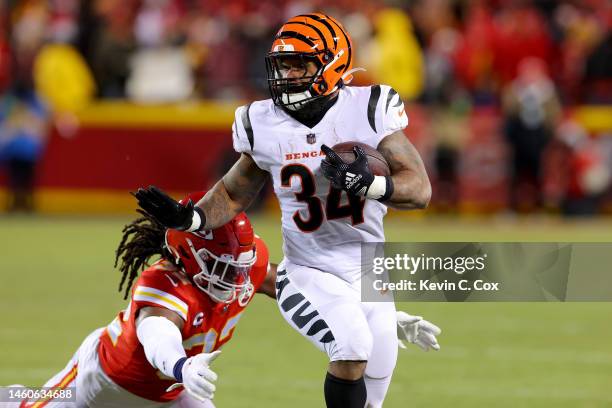 Samaje Perine of the Cincinnati Bengals carries the ball against the Kansas City Chiefs during the second quarter in the AFC Championship Game at...