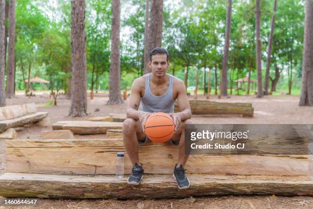 portrait of man holding basketball ball before match - etnia caucasiana stockfoto's en -beelden