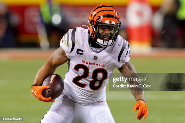 Joe Mixon of the Cincinnati Bengals carries the ball against the Kansas City Chiefs during the third quarter in the AFC Championship Game at GEHA...