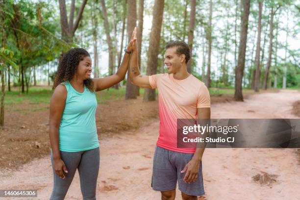 friends celebrating in wooded park - etnia caucasiana stockfoto's en -beelden