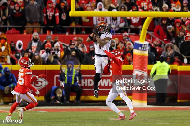 Ja'Marr Chase of the Cincinnati Bengals catches a pass against the Kansas City Chiefs during the fourth quarter in the AFC Championship Game at GEHA...