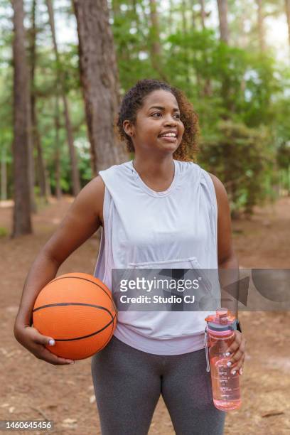 portrait of young woman holding basketball before match - segurar 個照片及圖片檔