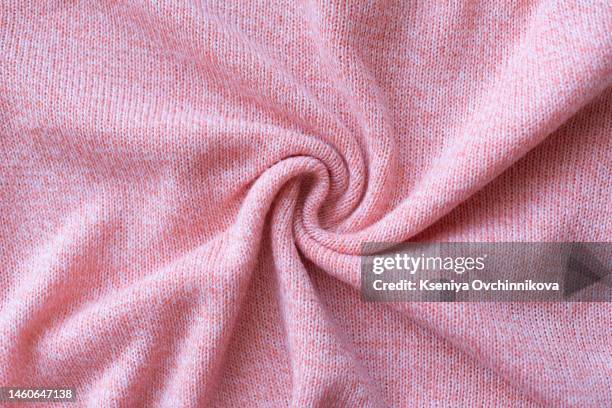 texture of knitted woolen pink cloth. winter sweater background - cachemira fotografías e imágenes de stock