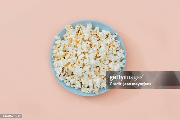 round plate with delicious looking pop corn - popcorn photos et images de collection