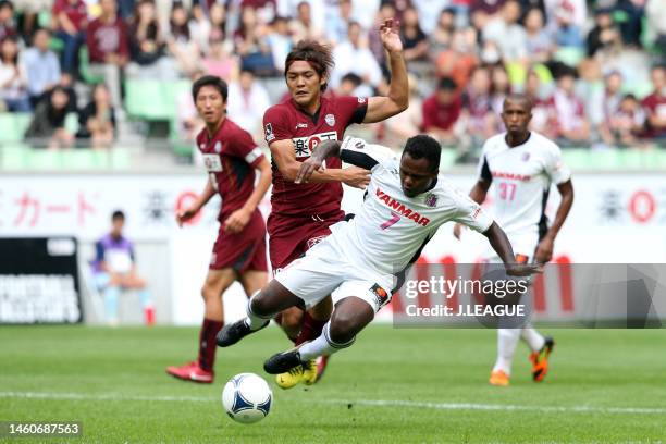 Fabio Henrique Simplicio of Cerezo Osaka is challenged by Yoshito Okubo of Vissel Kobe during the J.League J1 match between Vissel Kobe and Cerezo...