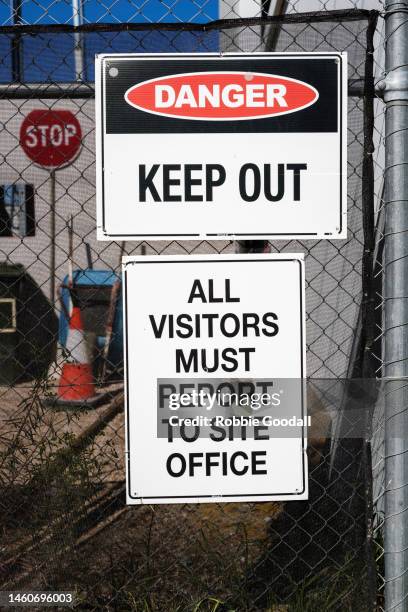 keep out sign - sinal de mantenha a distância - fotografias e filmes do acervo