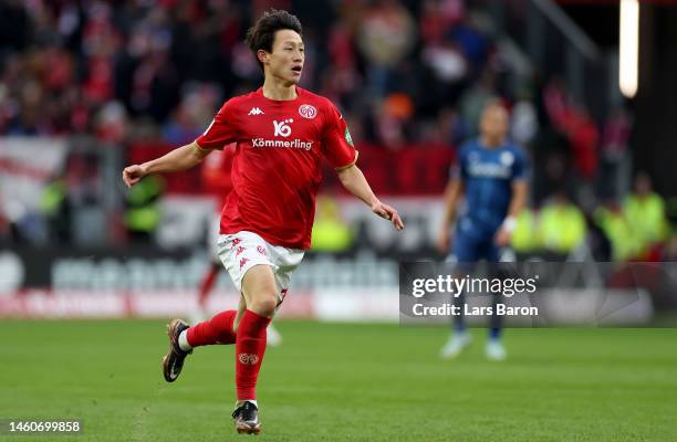 Jae-sung Lee of Mainz runs with the ball during the Bundesliga match between 1. FSV Mainz 05 and VfL Bochum 1848 at MEWA Arena on January 28, 2023 in...