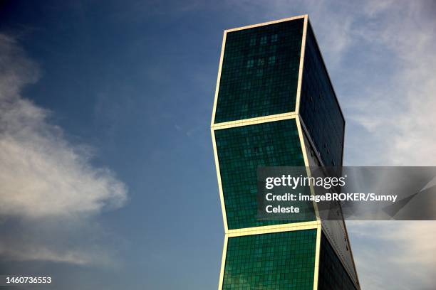 qatar pearl and porto arabia, doha, zigzag towers, qatar, qatar - the pearl qatar fotografías e imágenes de stock