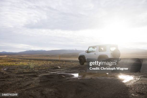 island - highlands - jeep - offroad - central highlands iceland stock pictures, royalty-free photos & images