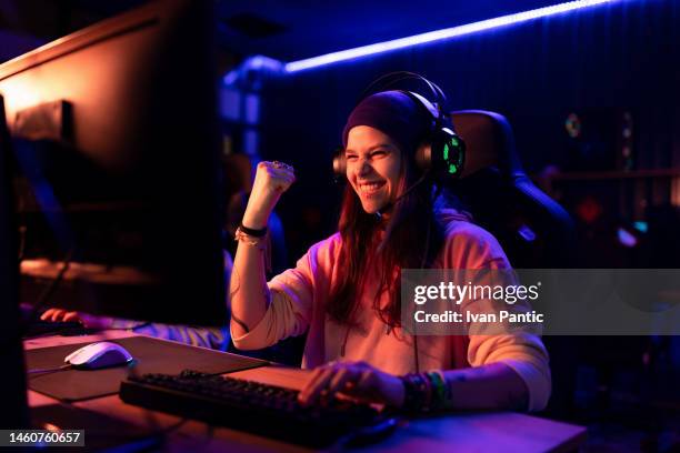 oui, j'ai gagné le match ! - joueur de jeux informatiques photos et images de collection