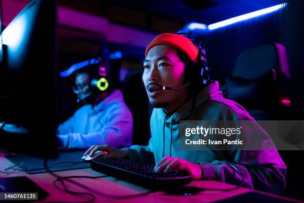 joueur chinois concentré jouant à l’esport sur pc dans un club de jeu. - joueur de jeux informatiques photos et images de collection