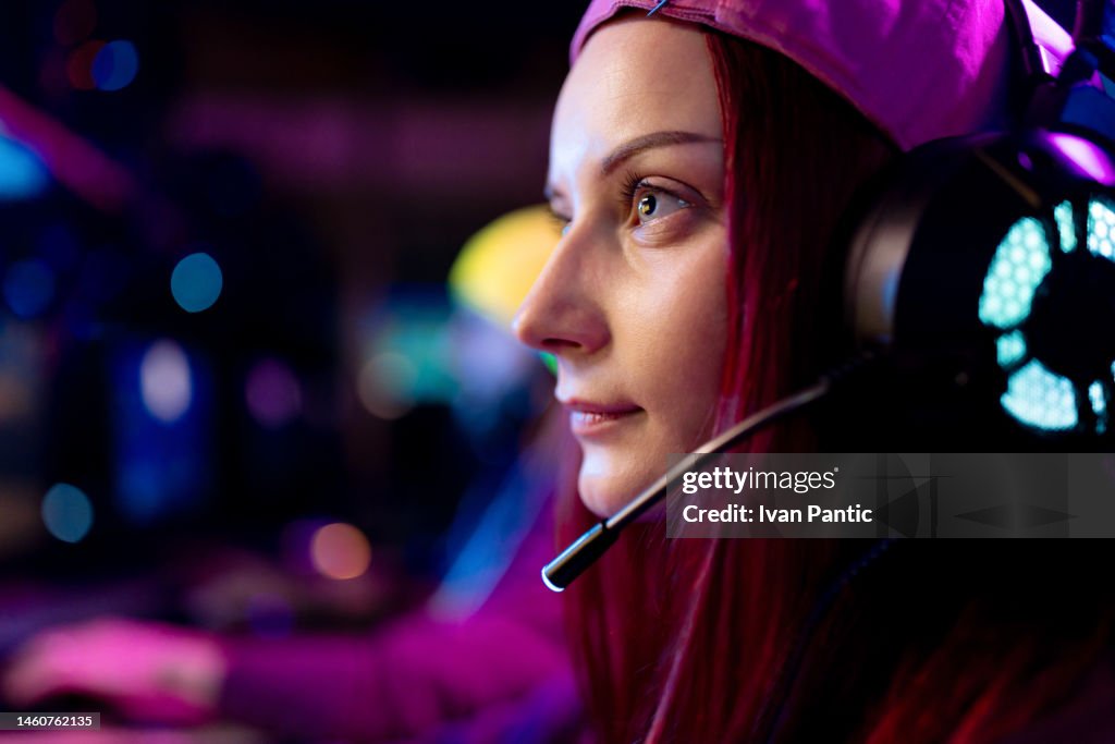 Nahaufnahme einer konzentrierten Gamerin mit Headset.