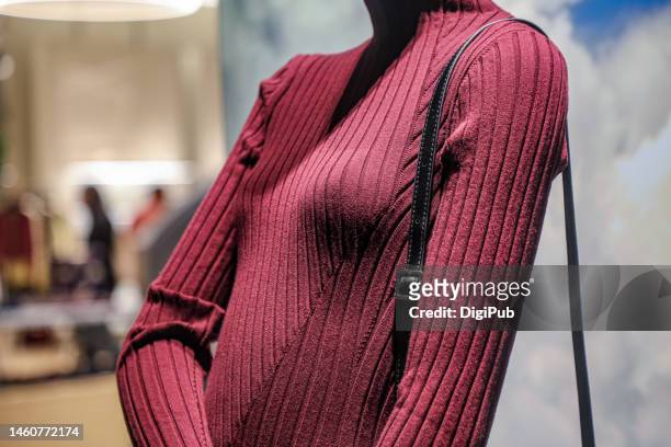 female like mannequin in sweater dress - shoulder strap bag strap stockfoto's en -beelden