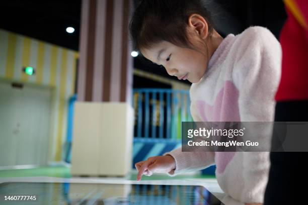 süßes asiatisches mädchen, das bildschirm zum malen benutzt - ausbildung digital stock-fotos und bilder