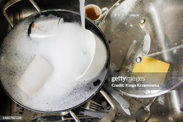 dirty dishes - desperdício de água imagens e fotografias de stock