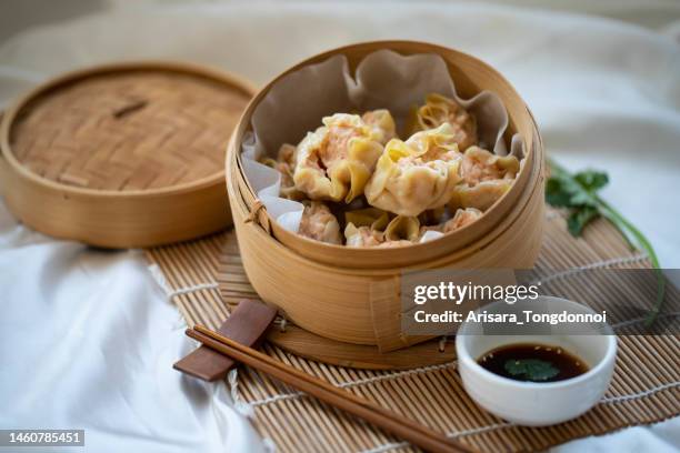 albóndigas de cerdo asiáticas al vapor con salsa de soja - comida china fotografías e imágenes de stock