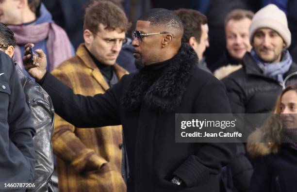 Jamie Foxx takes a selfie during the Ligue 1 match between Paris Saint-Germain and Stade de Reims at Parc des Princes stadium on January 29, 2023 in...