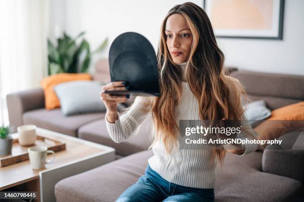 woman adjusting her wig after hair loss due to cancer illness. - pruik stockfoto's en -beelden