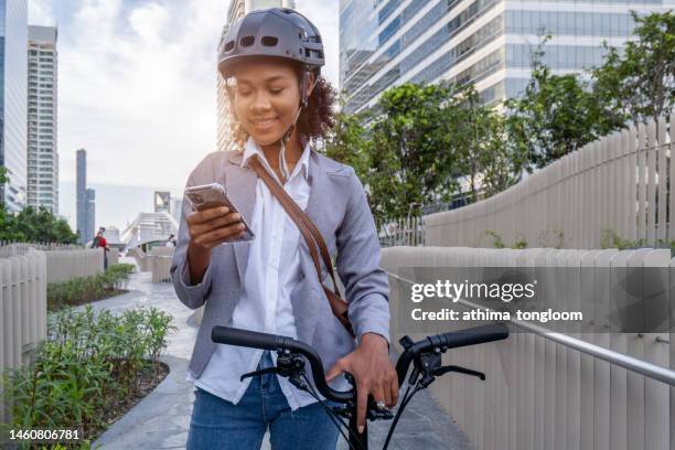 reducing carbon emissions by riding the bicycle. - carbon cycle stock-fotos und bilder