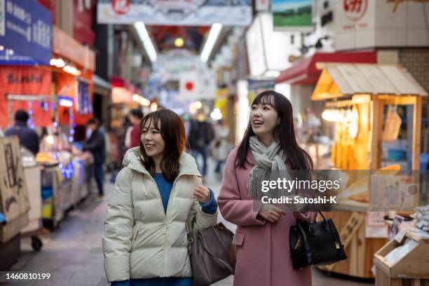 touristes féminines visitant un centre commercial - région de kinki photos et images de collection
