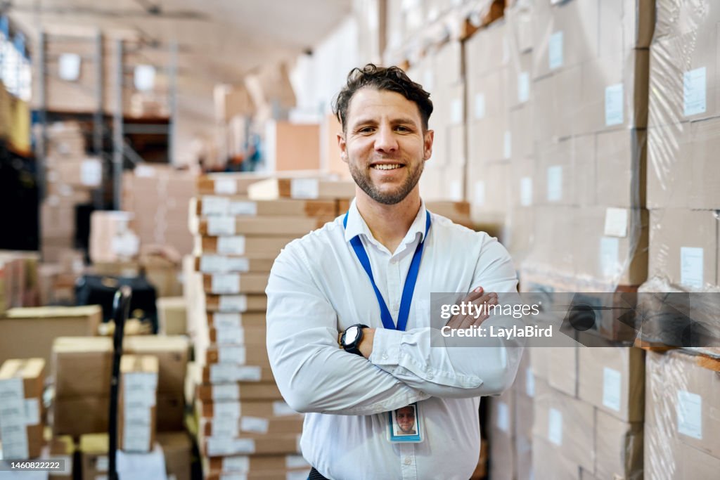 Lager-, Lagerverwaltungs- und Logistik-Mannporträt eines Einzelhandelsversandanalysten bei der Arbeit. Instandhaltung des Werksvertriebs, Industriearbeiter und Erfolg eines Geschäftsmannes, der sich über das Unternehmenswachstum freut