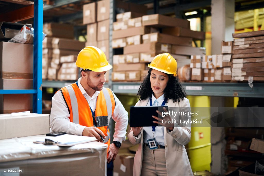 Lager-, Tablet- und People-Teamwork für Lagerung, Inventar und Supply Chain Management für die B2B-Distribution. Fabrik, Industriepartner oder Werker an digitalen Technologien, Software und Logistikboxen