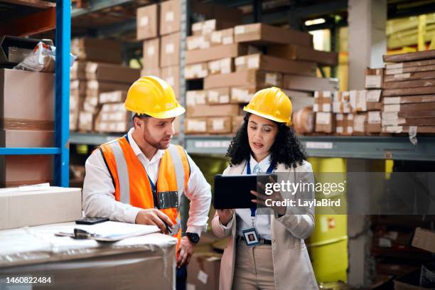 trabajo en equipo de almacén, tableta y personas para el almacenamiento, inventario y gestión de la cadena de suministro para la distribución b2b. fábrica, socio industrial o trabajador en tecnología digital, software y cajas logísticas - organización fotografías e imágenes de stock