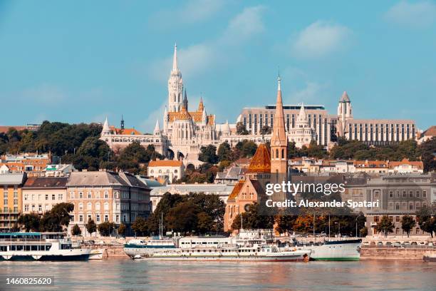 fishermen's bastion and buda skyline on a sunny summer day, budapest, hungary - budapest stock-fotos und bilder