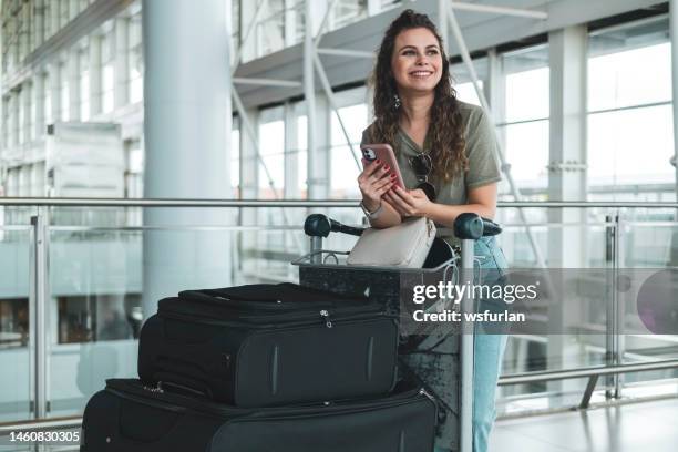 mulher nova no aeroporto. - excursão viagem - fotografias e filmes do acervo