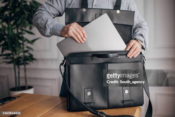 moderno uomo d'affari  - borsa per laptop foto e immagini stock