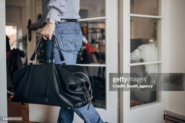 moderner mann mit ledertasche - ledertasche stock-fotos und bilder