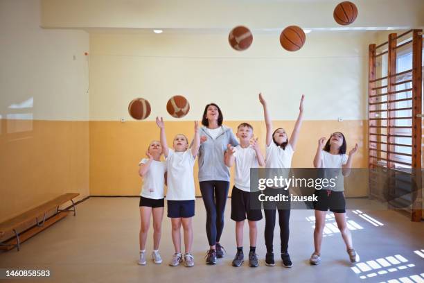 lehrer und grundschüler während des sportunterrichts - boy throwing stock-fotos und bilder