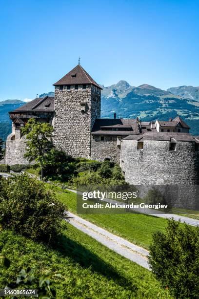 majestätische architektur des schlosses vaduz in vaduz, liechtenstein - vaduz castle stock-fotos und bilder