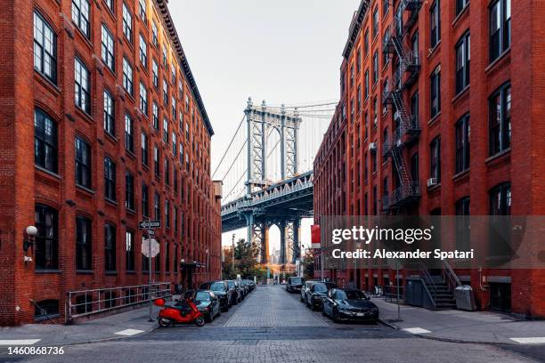 manhattan bridge seen from dumbo, brooklyn, new york city, usa - brooklyn stock-fotos und bilder