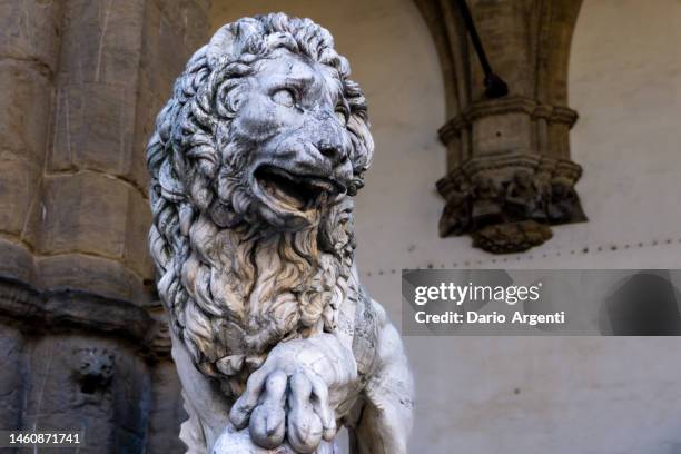 florence loggia dei lanzi lion - monumento foto e immagini stock